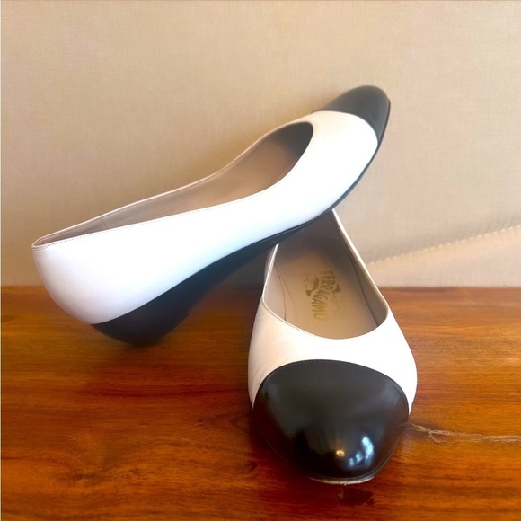 VINTAGE SALVATORE FERRAGAMO Black & White Leather Small Wedge Heel Flats Sz 9 - Picture 9 of 13